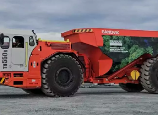 Un camion électrique dans les mines du Québec