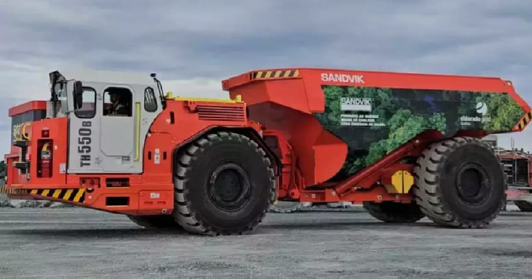 Un camion électrique dans les mines du Québec