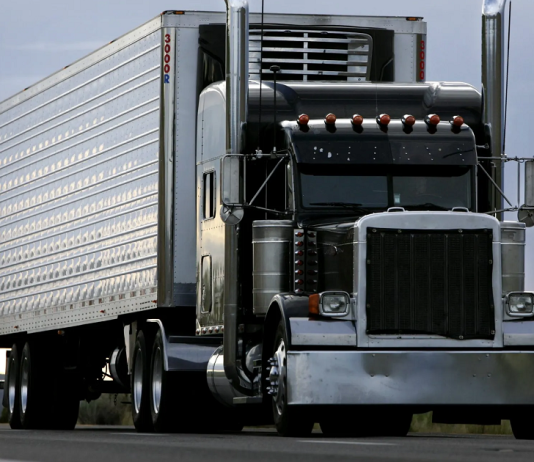 Des chauffeurs inc. déposent des plaintes massives contre les abus Les leaders du camionnage, dont Marc Cadieux, espèrent un comité d'enquête pour lutter contre le phénomène Chauffeur Inc et la sécurité routière.