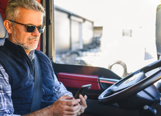 Les camionneurs confrontés à des forfaits mobiles onéreux au Canada