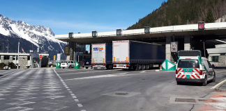 INSOLITE: Il emprunte une piste de ski avec son camion