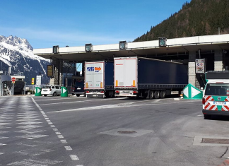 INSOLITE: Il emprunte une piste de ski avec son camion