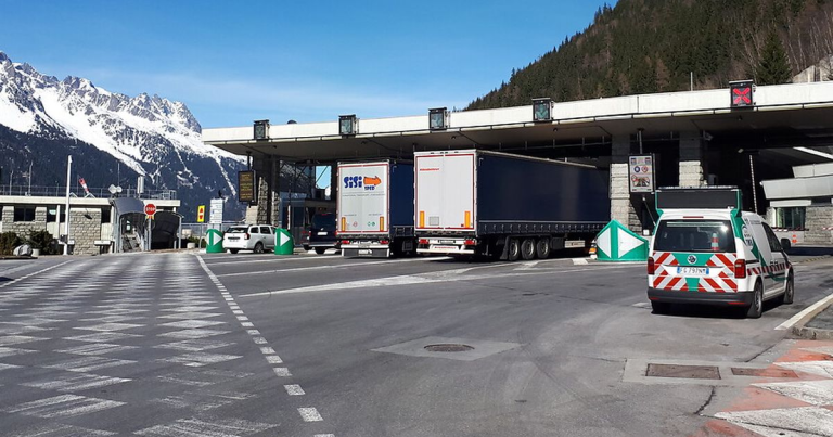 INSOLITE: Il emprunte une piste de ski avec son camion