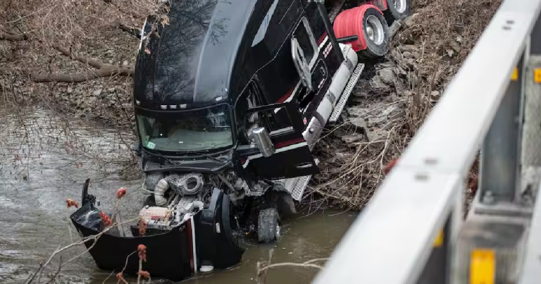 Un camionneur se retrouve le nez à l&rsquo;eau à St-Mathieu