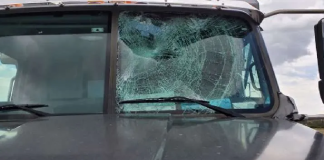 Ce camionneur est arrivé au poste de Contrôle Routier Québec de Les Cèdres avec un pare-brise éclaté