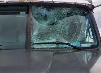 Ce camionneur est arrivé au poste de Contrôle Routier Québec de Les Cèdres avec un pare-brise éclaté