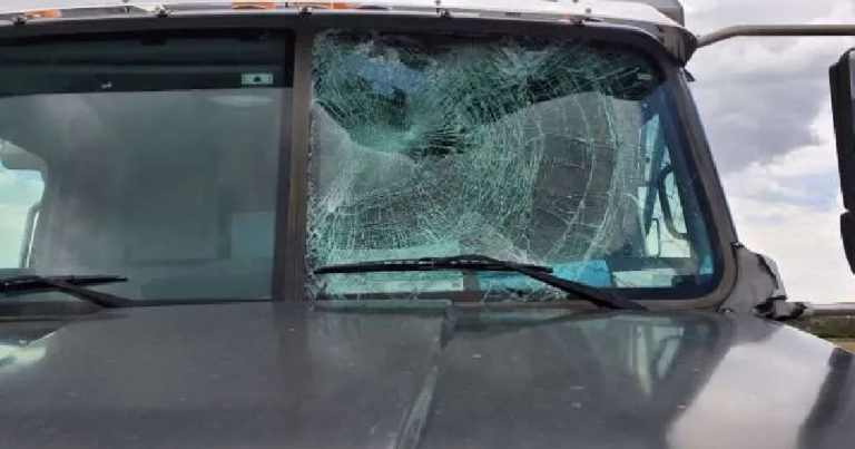 Ce camionneur est arrivé au poste de Contrôle Routier Québec de Les Cèdres avec un pare-brise éclaté