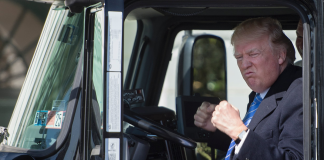 Tarifs de 25% proposés par Trump : Impacts possibles sur le transport routier Donald Trump assis dans un camion, symbolisant les discussions autour des tarifs proposés et leur impact potentiel sur le transport routier et l'économie nord-américaine.