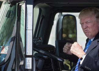 Tarifs de 25% proposés par Trump : Impacts possibles sur le transport routier Donald Trump assis dans un camion, symbolisant les discussions autour des tarifs proposés et leur impact potentiel sur le transport routier et l'économie nord-américaine.