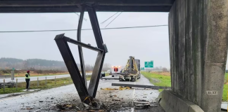 Amendes jusqu’à 100,000$ pour les camionneurs en infraction en Colombie-Britannique Un camion a percuté un viaduc à Delta, en Colombie-Britannique, fermant les voies en direction sud de l'autoroute 99. (PHOTO : FOURNIE PAR ALEXMOSV MOLINA/X - ICI Colombie-Britannique)