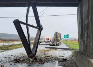Amendes jusqu’à 100,000$ pour les camionneurs en infraction en Colombie-Britannique Un camion a percuté un viaduc à Delta, en Colombie-Britannique, fermant les voies en direction sud de l'autoroute 99. (PHOTO : FOURNIE PAR ALEXMOSV MOLINA/X - ICI Colombie-Britannique)