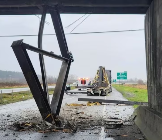 Amendes jusqu’à 100,000$ pour les camionneurs en infraction en Colombie-Britannique Un camion a percuté un viaduc à Delta, en Colombie-Britannique, fermant les voies en direction sud de l'autoroute 99. (PHOTO : FOURNIE PAR ALEXMOSV MOLINA/X - ICI Colombie-Britannique)