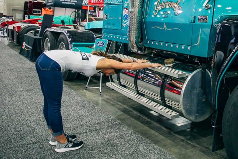 yoga 1 : Chien tête en bas à côté du camion (Photos courtoisie de Hope Zvara)