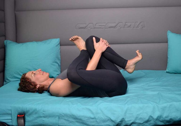 yoga 4 : Étirement en Figure Quatre allongé (Photos courtoisie de Hope Zvara)