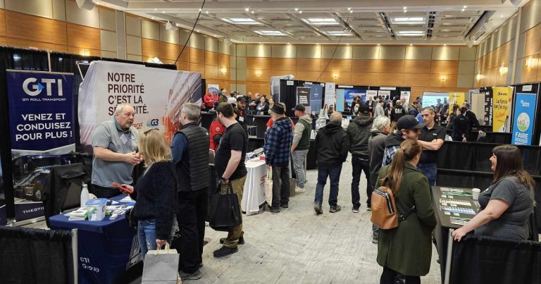 Le salon de l’emploi dans le camionnage rencontre un succès!