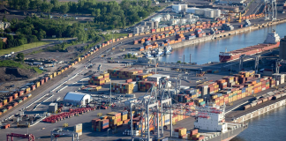Accident au Port de Montréal : Un autre camionneur décède Vue aérienne du port de Montréal avec des conteneurs et des navires, illustrant l'importance des opérations portuaires pour l'économie canadienne, en lien avec le lock-out des débardeurs.