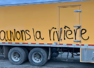 Vandalisme sur un camion du MTQ dans le cadre du projet de l’autoroute 20 Des graffitis ont été faits sur chaque côté d’un camion du ministère des Transports et de la Mobilité durable. (Ministère des Transports et de la Mobilité durable du Québec)