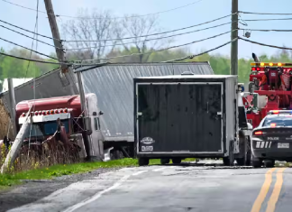 Une collision avec un camion à Farnham met la vie d’une femme en danger MAXIME DELAND/AGENCE QMI