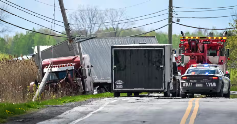 Une collision avec un camion à Farnham met la vie d&rsquo;une femme en danger