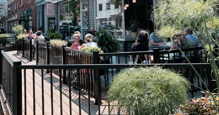 Un camion endommage une terrasse à Drummondville et quitte les lieux