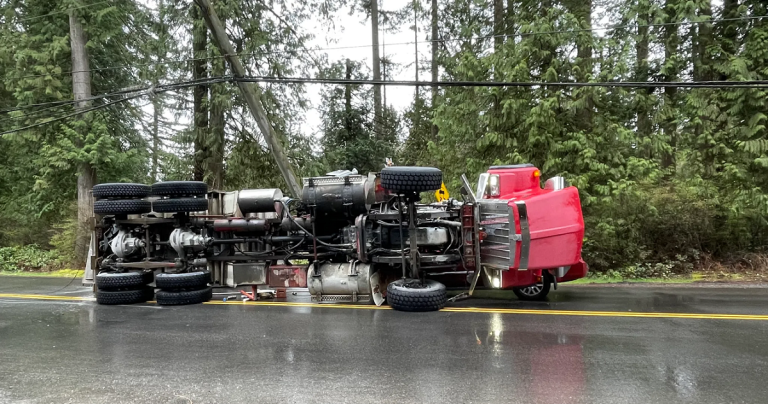 Sa dashcam capte un camion à benne qui se renverse sur lui