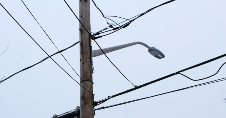 Un camionneur percute un poteau d&rsquo;Hydro-Québec, aucun blessé