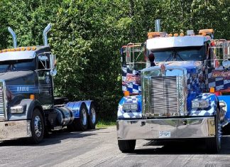 Un triomphe mémorable : Le Super Party Camionneurs de Ferme-Neuve 2024 sous les projecteurs! Mean machine de Martin Lalonde & Transport Noël de Sylvain Noël, en préparation pour la course. Toute un spectacle de la part de ses deux concurrents.
