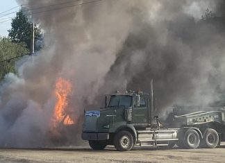 Une série d’explosions détruit des camions à Bromont PHOTO : RADIO-CANADA / SÉBASTIEN PRIEUR