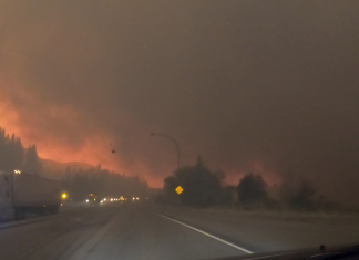 Fermetures et évacuations dans l’ouest canadien en raison des feux de forêt