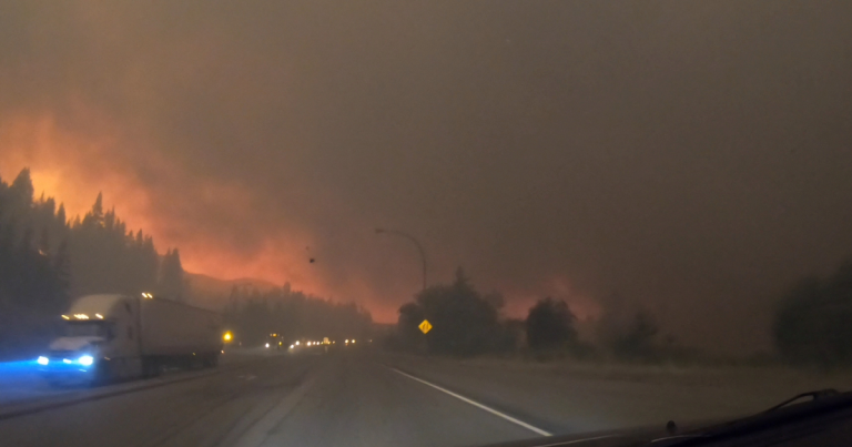 Fermetures et évacuations dans l&rsquo;ouest canadien en raison des feux de forêt