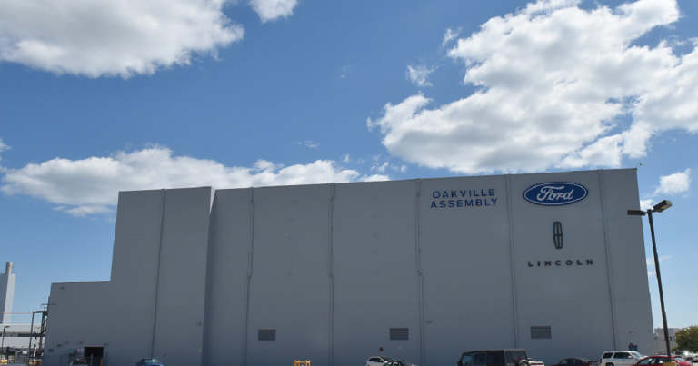 Ford réoriente l&rsquo;usine d&rsquo;Oakville vers la production de camions à essence