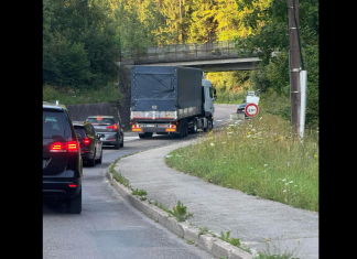 Feux d’artifice pour célébrer le 100e camion coincé sous un pont