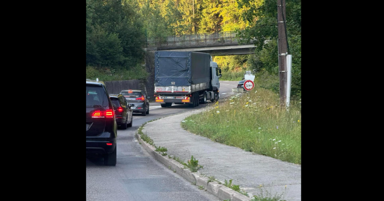 Feux d&rsquo;artifice pour célébrer le 100e camion coincé sous un pont