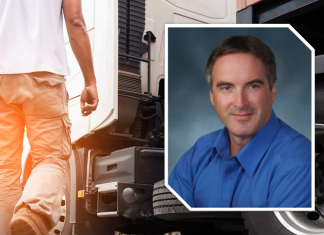 Prévenir l’obésité et les risques de santé chez les camionneurs Dr Denis Boucher qui a participé à une chronique santé pour parler de l'obésité, le surpoids et l'activité physique chez les camionneurs et camionneuses, et sur la photo, il est devant un camion.