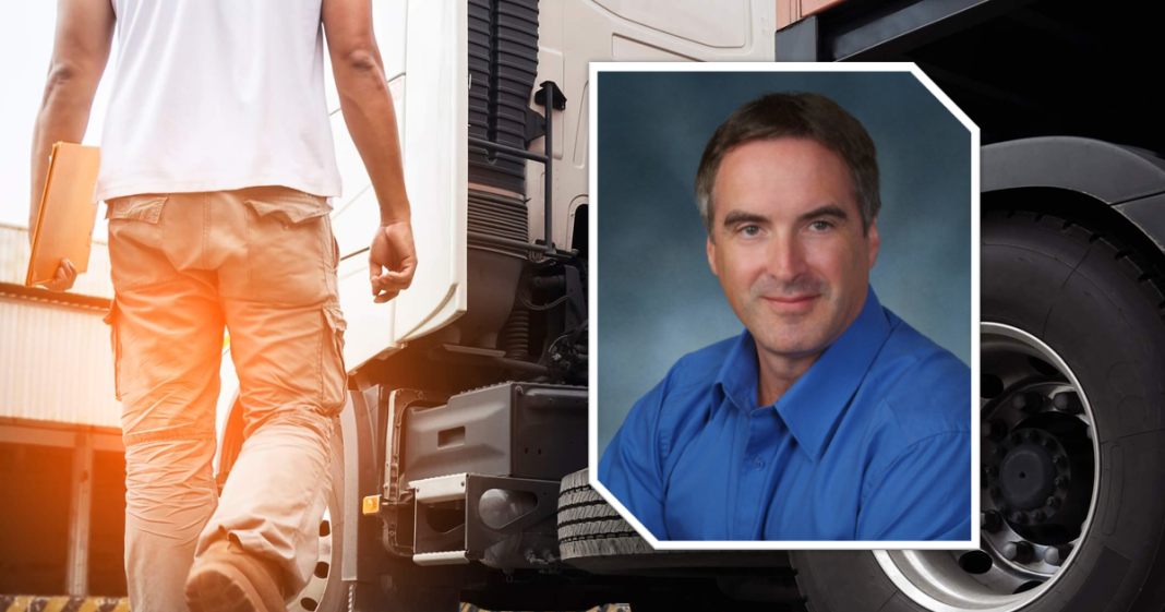 Dr Denis Boucher qui a participé à une chronique santé pour parler de l'obésité, le surpoids et l'activité physique chez les camionneurs et camionneuses, et sur la photo, il est devant un camion.