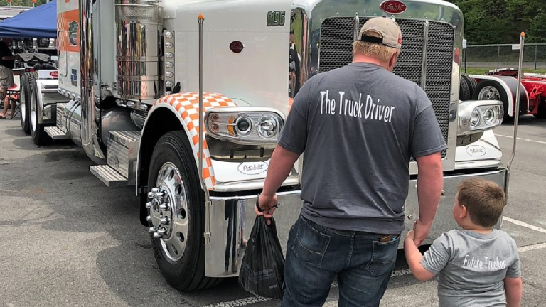 « Maman, papa, moi aussi je veux conduire des camions! »