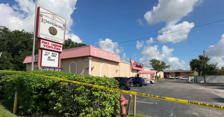 Un chauffeur fonce avec son camion dans un bar de danseuses