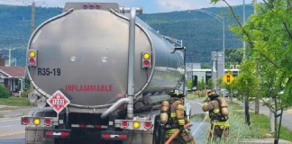 Les freins d’un camion semi-remorque surchauffent