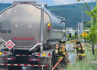 Les freins d’un camion semi-remorque surchauffent