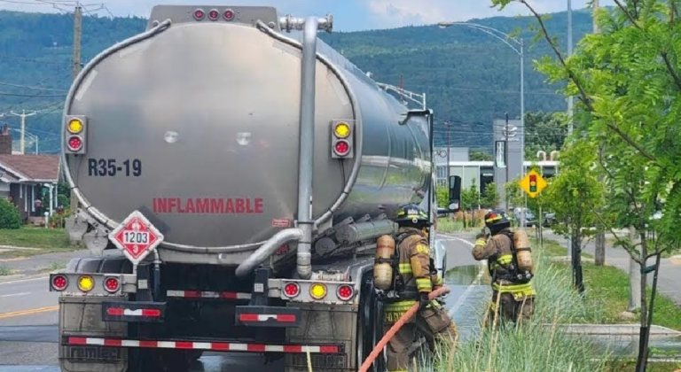 Les freins d&rsquo;un camion semi-remorque surchauffent