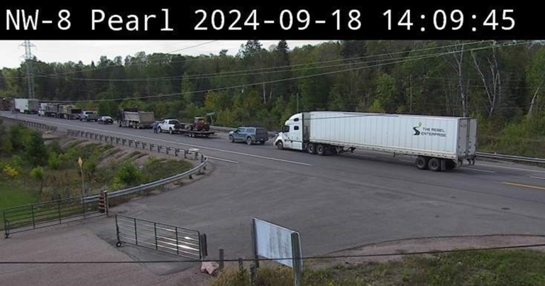 Accident mortel impliquant des camions lourds sur la route 11/17 à Thunder Bay