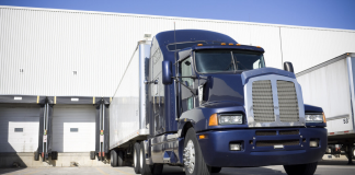 Accident mortel sur un quai de chargement : un employé écrasé entre deux camions Un employé de camionnage a été mortellement écrasé entre deux camions dans un quai de chargement à Alsip, Illinois, soulignant l'importance de la sécurité et de la formation sur les angles morts dans le secteur du transport routier.