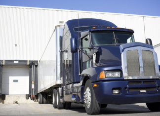Accident mortel sur un quai de chargement : un employé écrasé entre deux camions Un employé de camionnage a été mortellement écrasé entre deux camions dans un quai de chargement à Alsip, Illinois, soulignant l'importance de la sécurité et de la formation sur les angles morts dans le secteur du transport routier.