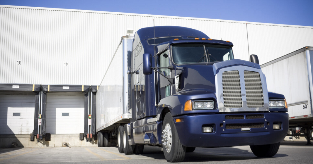 Un employé de camionnage a été mortellement écrasé entre deux camions dans un quai de chargement à Alsip, Illinois, soulignant l'importance de la sécurité et de la formation sur les angles morts dans le secteur du transport routier.