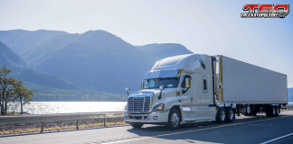 Camionnage : un projet pilote pour simplifier les règlements entre provinces Un camion traversant les provinces canadiennes, représentant la coopération entre les territoires pour simplifier les échanges dans le secteur du transport.