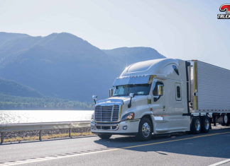Camionnage : un projet pilote pour simplifier les règlements entre provinces Un camion traversant les provinces canadiennes, représentant la coopération entre les territoires pour simplifier les échanges dans le secteur du transport.