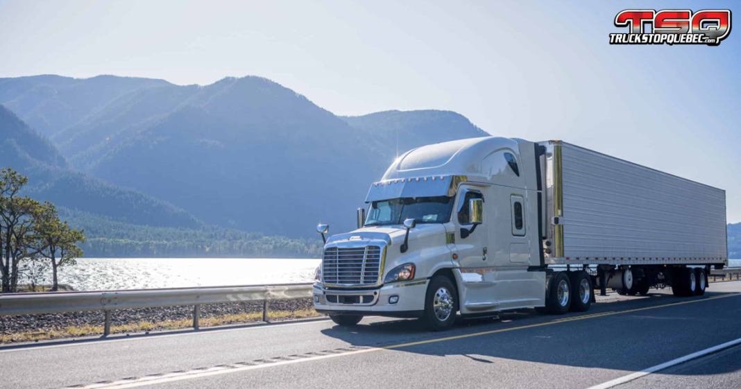 Un camion traversant les provinces canadiennes, représentant la coopération entre les territoires pour simplifier les échanges dans le secteur du camionnage, le transport routier.