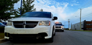 Opération de Contrôle Routier Québec auprès des véhicules de livraison de colis Des contrôleurs routiers vérifiant la conformité des véhicules de livraison dans les secteurs de Drummondville et Saint-Mathieu-de-Beloeil.