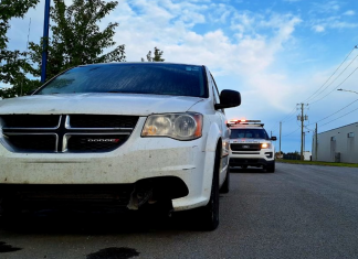 Opération de Contrôle Routier Québec auprès des véhicules de livraison de colis Des contrôleurs routiers vérifiant la conformité des véhicules de livraison dans les secteurs de Drummondville et Saint-Mathieu-de-Beloeil.