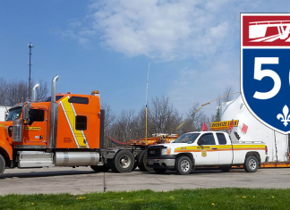Convoi hors normes coincé sur l’autoroute 50 : Québec 511 en cause Un camion hors normes du Groupe Bellemare s’est retrouvé coincé entre des barrières de béton sur l’autoroute 50, malgré un permis de circulation validé via Québec 511.